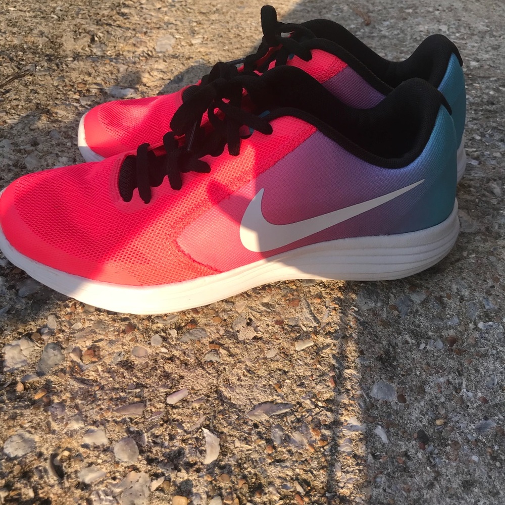 SIZE 7 WOMEN NIKE REVOLUTION 3